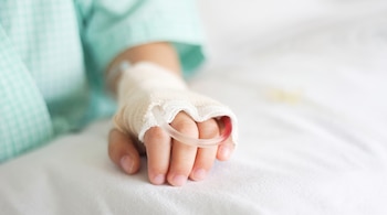 La madre acudió a la tutela después de que transcurrieran más de 60 días sin que la EPS entregara el medicamento que requería el menor, pese a que había sido prescrito mediante Mipres - crédito Visuales IA