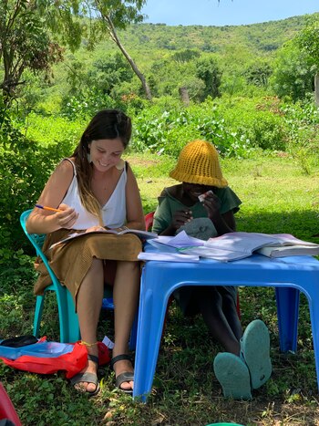Clara brinda apoyo psicopedagógico, enseña