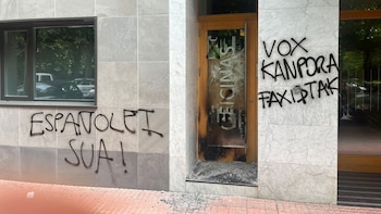 Vox denuncia el intento de quemar su sede en Vitoria, tras el ataque con piedras del sábado