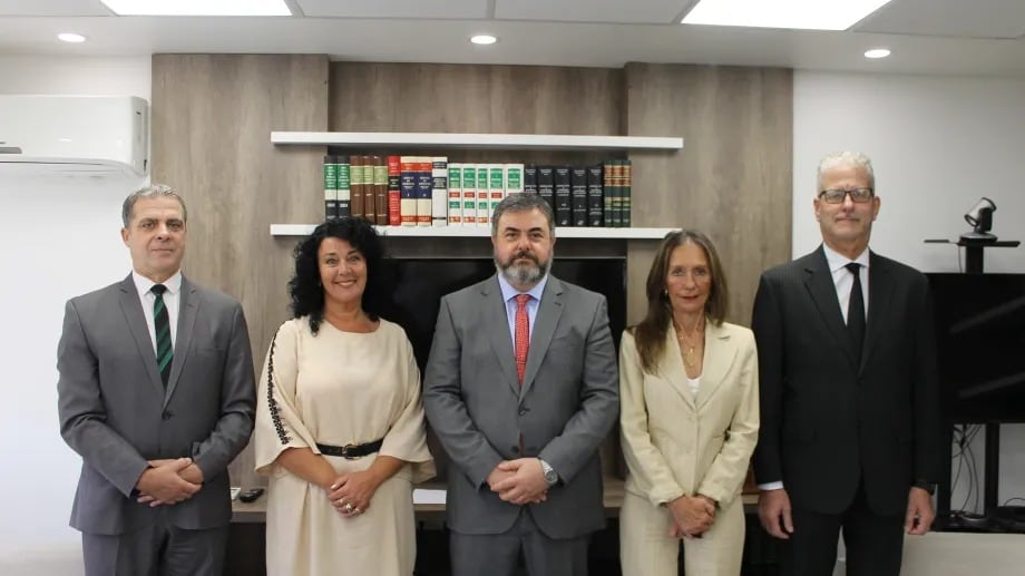 Ricardo Apcarian, Cecilia Criado, Sergio Ceci, Liliana Piccinini y Sergio Barotto, miembros del Supremo Tribunal de Justicia de Río Negro
