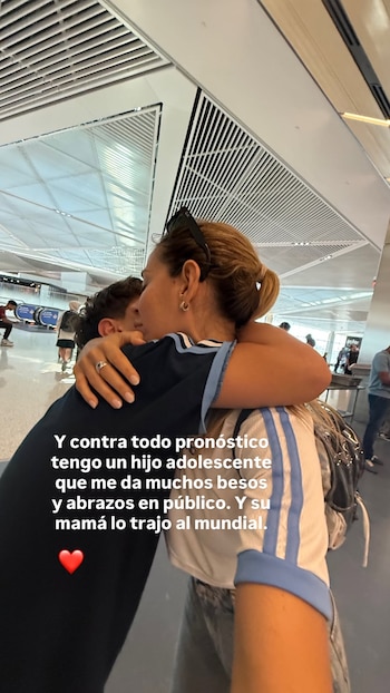 El abrazo con su hijo adolescente en la terminal fue una de las imágenes con las que Barón cerró su cobertura del Mundial en redes