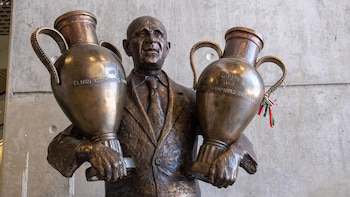 La estatua de Béla Guttmann