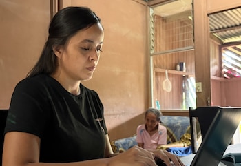 La joven vive en San Isidro del Amparo, Los Chiles, y se convirtió en la primera graduada universitaria de su familia. Crédito: UNED