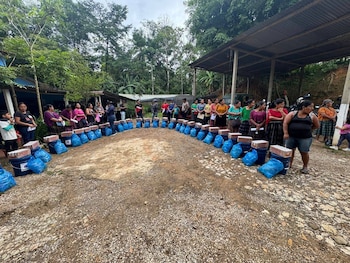 Conred reportó la entrega de ayuda humanitaria a familias de Cahabón, Alta Verapaz, tras inundaciones y deslizamientos recientes. (Cortesía: Coordinadora Nacional para la Reducción de Desastres)