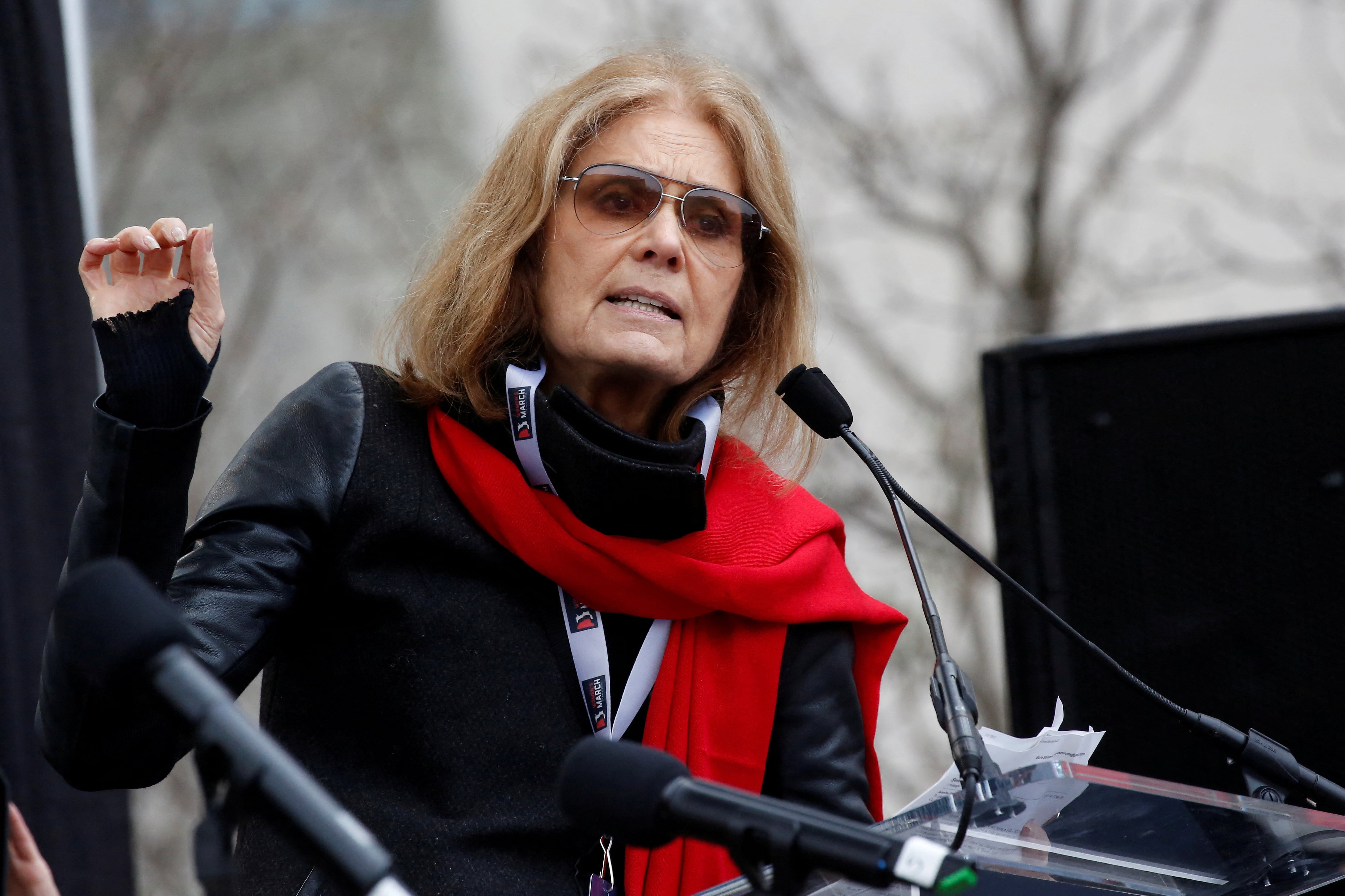 Hillary Clinton afirmó que Gloria Steinem abrió puertas para millones de mujeres con su activismo por los derechos de las mujeres (REUTERS/Shannon Stapleton).