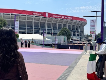 La iniciativa del hombre con su bandera mexicana se ha convertido en uno de los relatos más comentados en la reapertura del Estadio Ciudad de México tras el Mundial 2026. (Foto: Raúl A. González/Infobae México)