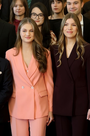 La princesa Leonor y la infanta Sofía reciben en audiencia a los galardonados con los Premios fin de grado 2025 de la Universidad de Oviedo. (Raúl Terrel / Europa Press)