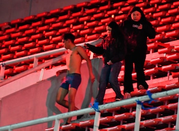 Tres hinchas de la U