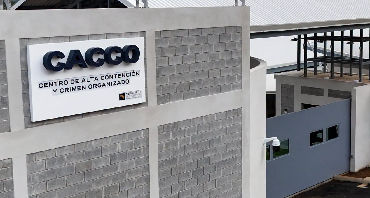 Costa Rica inauguró el Centro de Alta Contención contra el Crimen Organizado (CACCO), una prisión de máxima seguridad con capacidad para 5.100 privados de libertad, destinada a los delincuentes considerados más peligrosos del país. Crédito: Presidencia de la República