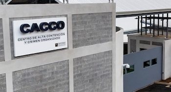 Costa Rica inauguró el Centro de Alta Contención contra el Crimen Organizado (CACCO), una prisión de máxima seguridad con capacidad para 5.100 privados de libertad, destinada a los delincuentes considerados más peligrosos del país. Crédito: Presidencia de la República