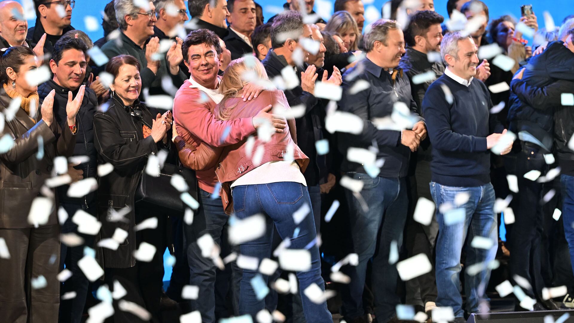 Los intendentes del peronismo subieron al escenario a escoltar a Kicillof