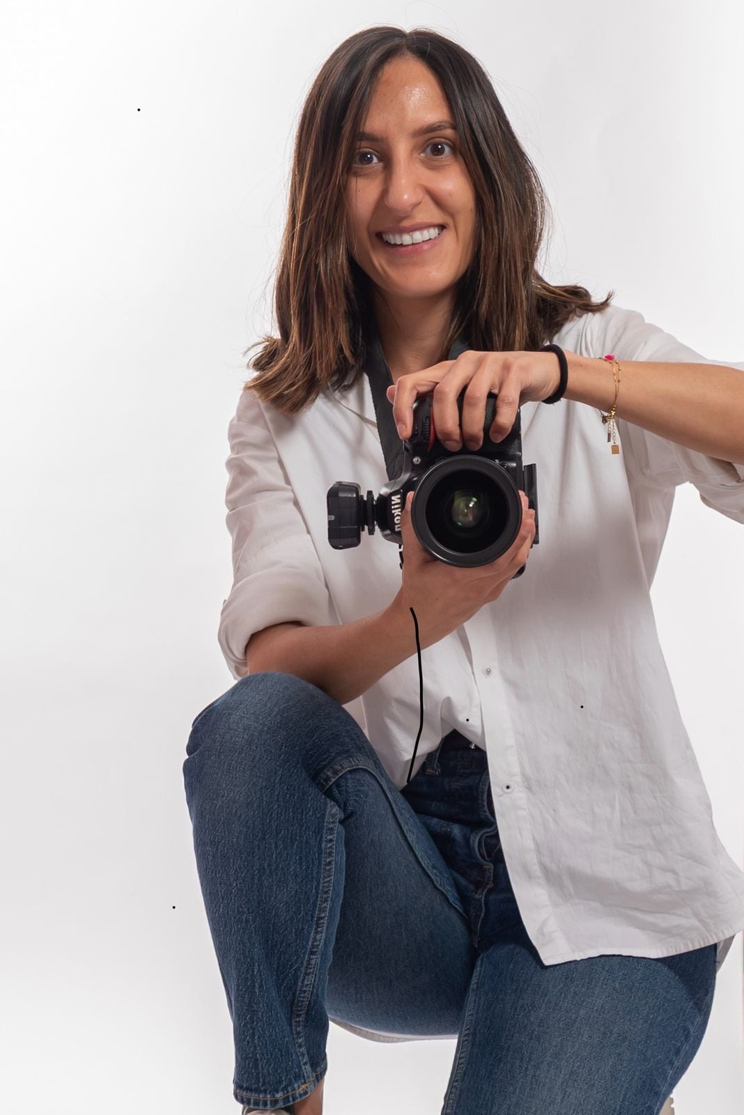 La fotógrafa mexicana Daniela Name explora en sus proyectos Las Primas y Colores Rotos cómo la migración transforma las tradiciones, la identidad y la memoria cultural, sin borrar los vínculos que unen a las comunidades con sus raíces
