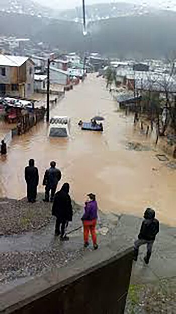 Dos muertos, desbordes de ríos, cortes de rutas y suspensión de clases por inédito sistema frontal en Chile.