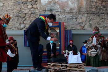 El presidente del país, Luis Arce (c), participa este viernes, de la ceremonia ancestral antes del acto oficial por el Día del Estado Plurinacional. EFE/Martín Alipaz
