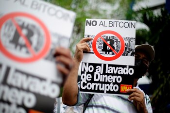 Salvadoreños protestan en contra del