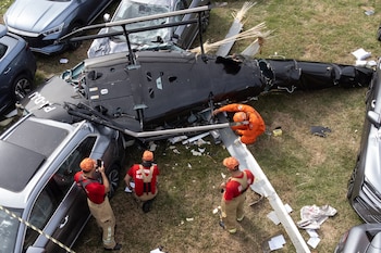Carlos Rinzelli sostuvo que la colisión de los helicópteros en Río resulta difícil de explicar porque ambos volaban bajo reglas de vuelo visual y debían verse entre sí (Photo by Tercio TEIXEIRA / AFP)