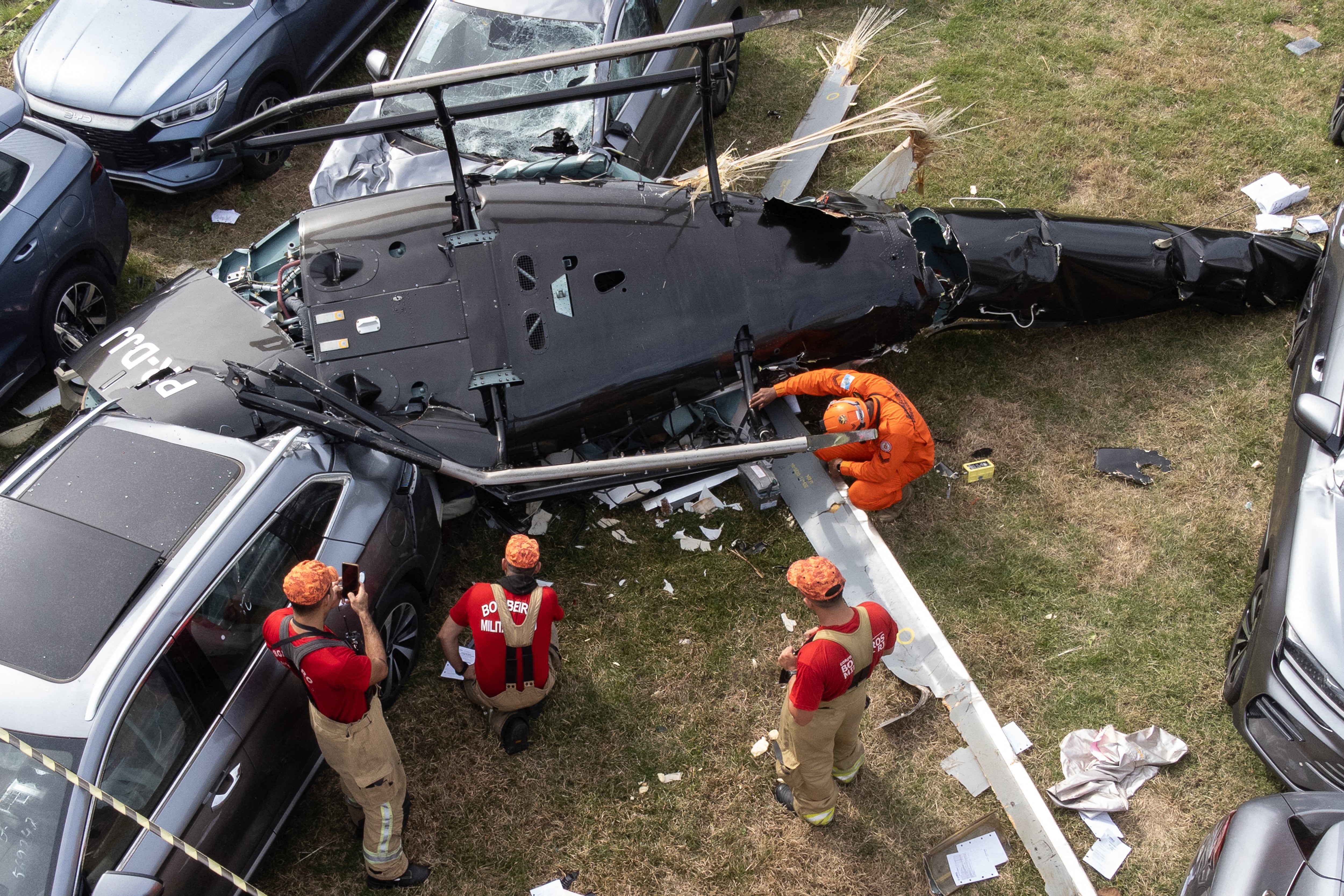 Carlos Rinzelli sostuvo que la colisión de los helicópteros en Río resulta difícil de explicar porque ambos volaban bajo reglas de vuelo visual y debían verse entre sí (Photo by Tercio TEIXEIRA / AFP)