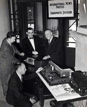 El periodista Walter Howey (traje