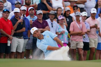 Scottie Scheffler sale del bunker