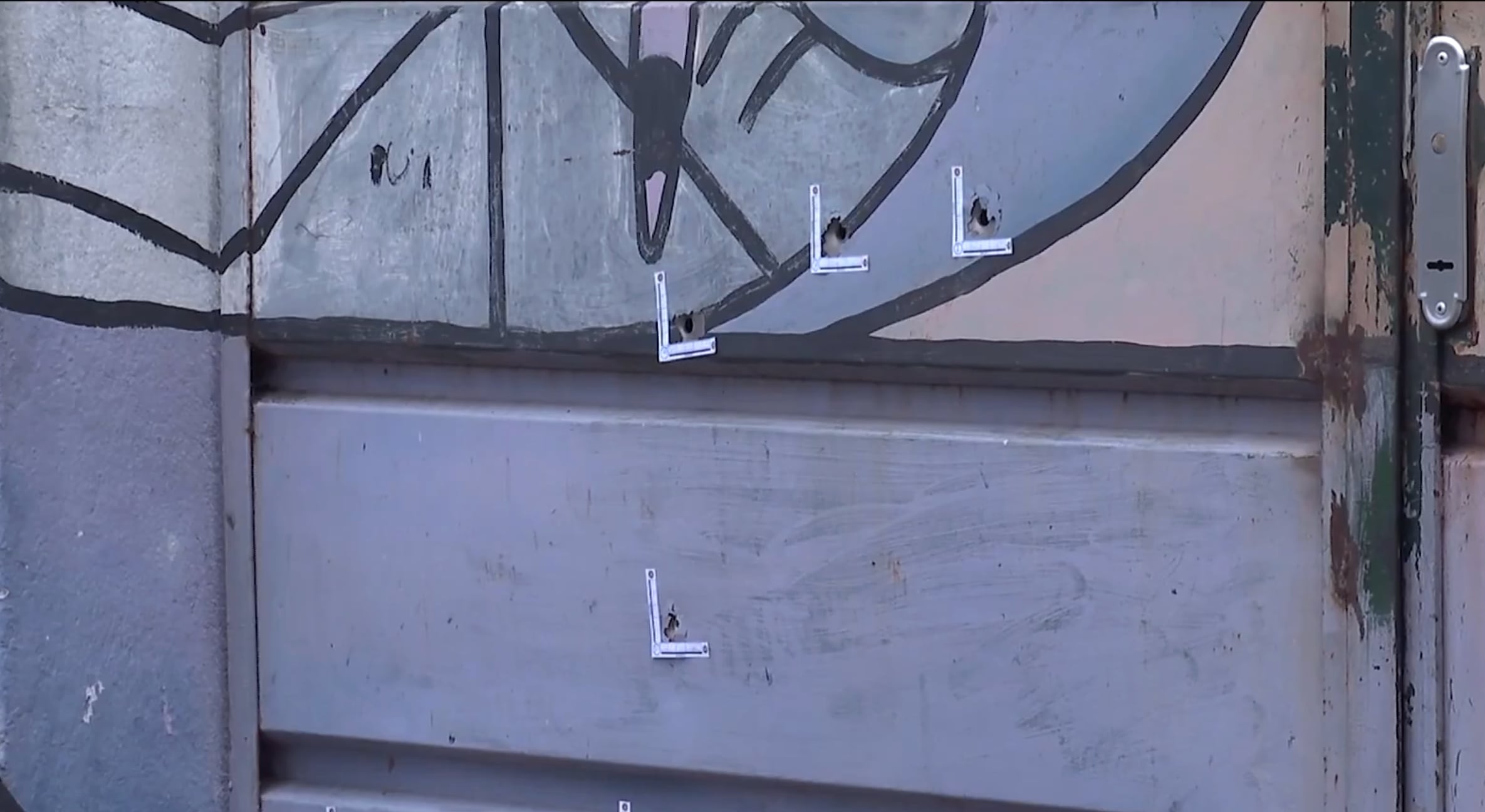 Las balas que quedaron en el portón del centro del Inisa (Captura Subrayado/Canal 10)
