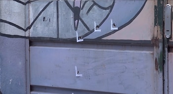 Las balas que quedaron en el portón del centro del Inisa (Captura Subrayado/Canal 10)