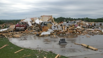 Una vista panorámica muestra la devastación total con escombros de casas, vehículos dañados y restos dispersos en Manhattan, Kansas, tras el brote de tornados de junio de 2008. (National Weather Service)