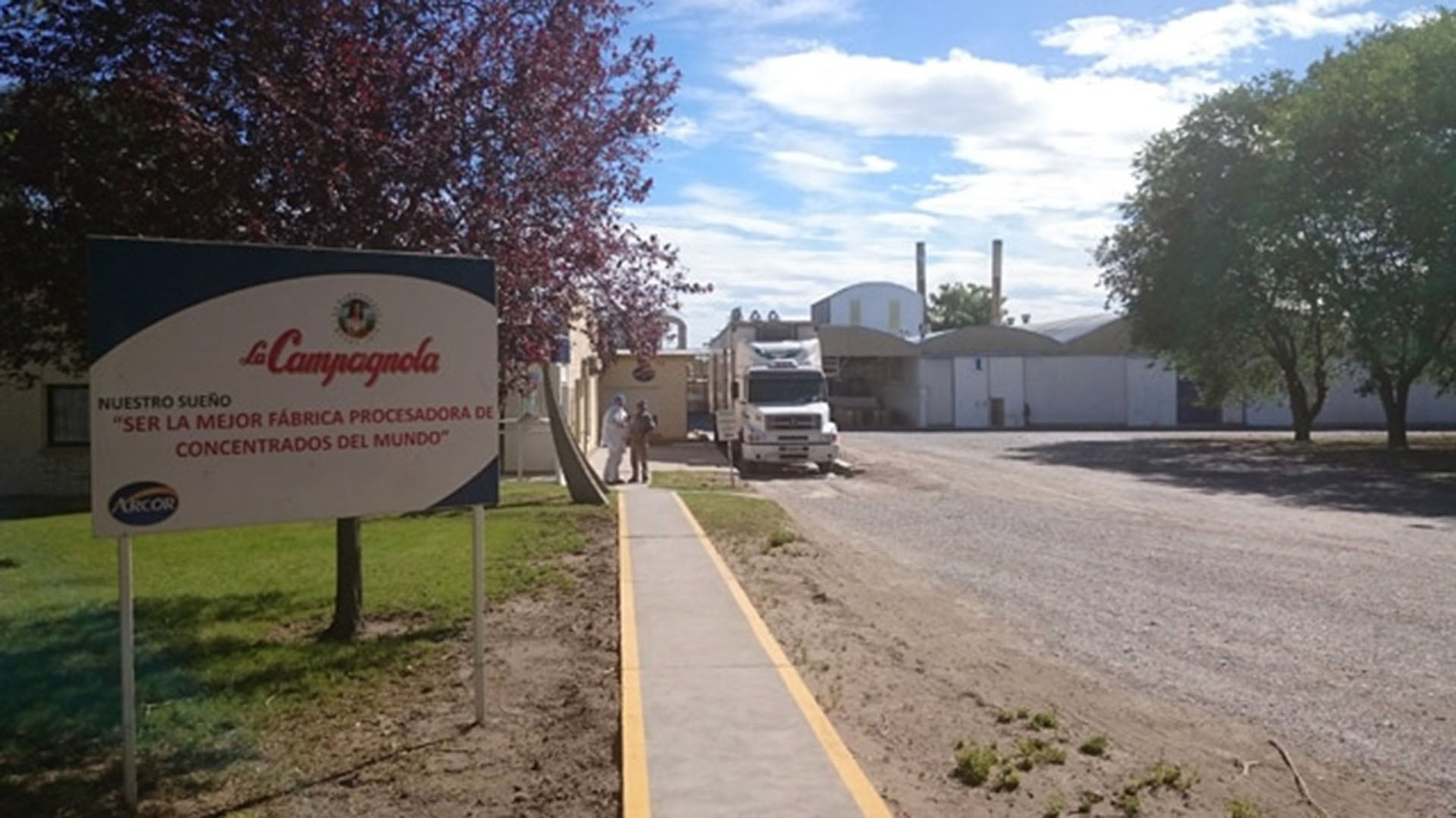 El camino de ingreso a una planta de La Campagnola en Choele Choele (Foto: Arcor)
