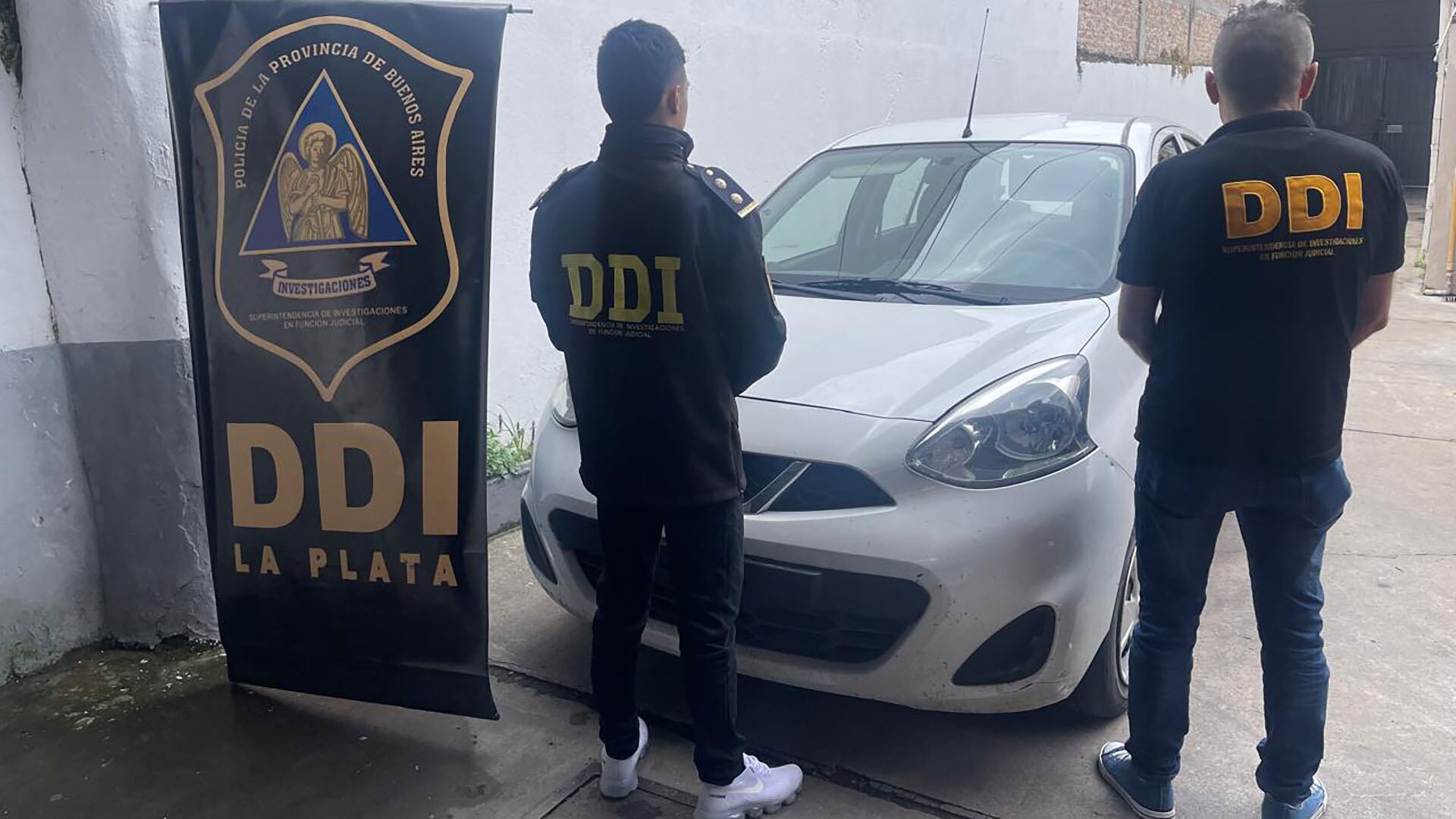 El Nissan March robado que le secuestraron al policía