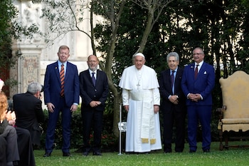 El papa Francisco posó para una foto con, de izquierda a derecha, Raphael Schutz, embajador israelí ante la Santa Sede, el rabino Abramo Alberto Funaro, Redouane Abdellah, del centro islámico de Roma, e Issa Kassissieh, embajador palestino ante la Santa Sede, este 7 de junio de 2024 (REUTERS)