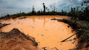 La PNP halla una fosa común con cadáveres en La Pampa, epicentro de la minería ilegal en la Amazonía peruana