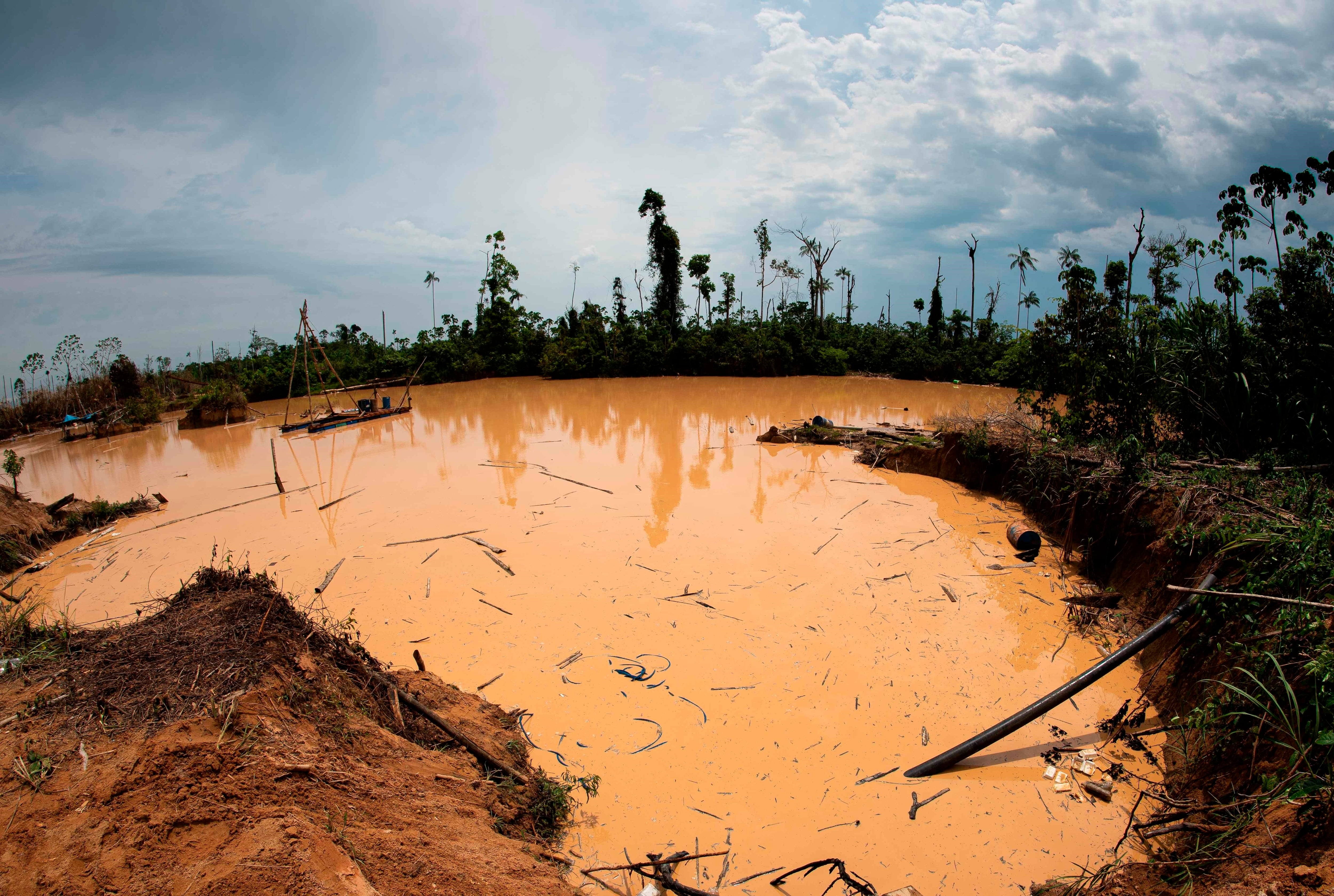 La PNP halla una fosa común con cadáveres en La Pampa, epicentro de la minería ilegal en la Amazonía peruana