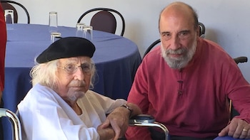 Ernesto Cardenal junto al poeta