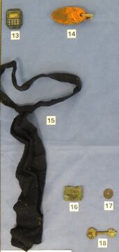 La corbata que sería parte del uniforme de Diego Fernández Lima y otros objetos hallados en la fosa