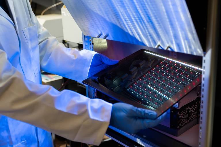 Las nuevas células solares mantienen el 92% de su rendimiento tras 100 días de uso continuo en condiciones reales. (Referencial/UCL)