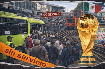 Collage de estación de transporte con multitud, bus y trenes, letreros "sin servicio", bandera de México y el trofeo de la Copa Mundial de la FIFA.