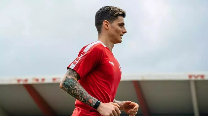 El jugador Eric Montes, surgido de La Masía, anunció su retiro en diciembre de 2025 a los 27 años (Algesires CF)