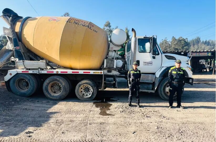 La Policía Nacional logró la captura de dos presuntos delincuentes tras encontrar los camiones robados en Piedecuesta y Ubaté, respectivamente - crédito Policía