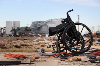 Una silla de ruedas se ve cerca de los daños en la residencia de ancianos Monette Manor después de que uno de los devastadores enjambres de tornados arrasara seis estados de Estados Unidos, en Monette, Arkansas, Estados Unidos 11 de diciembre de 2021 (Reuters)