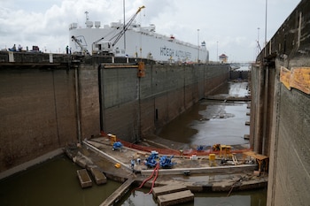 Un camión transportador de automóviles cruza las esclusas mientras trabajadores de la Autoridad del Canal de Panamá realizan labores de mantenimiento en las esclusas de Pedro Miguel, durante una visita de prensa al Canal de Panamá, en Ciudad de Panamá, Panamá, el 30 de mayo de 2025. REUTERS/Enea Lebrun