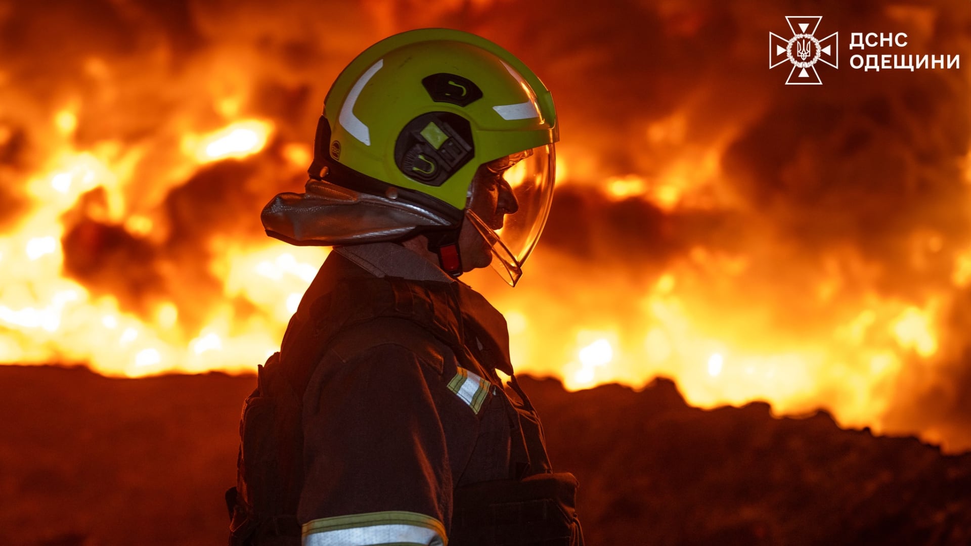 Un bombero en la zona del impacto en la región de Odesa (Dirección General del Servicio Estatal de Emergencias de Ucrania)