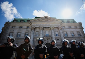 Agentes de la PFA hacen guardia frente al Banco Nación de Argentina, fuera de la Casa Rosada, durante una protesta contra las políticas de ajuste del presidente argentino Javier Milei (REUTERS/Agustin Marcarian)