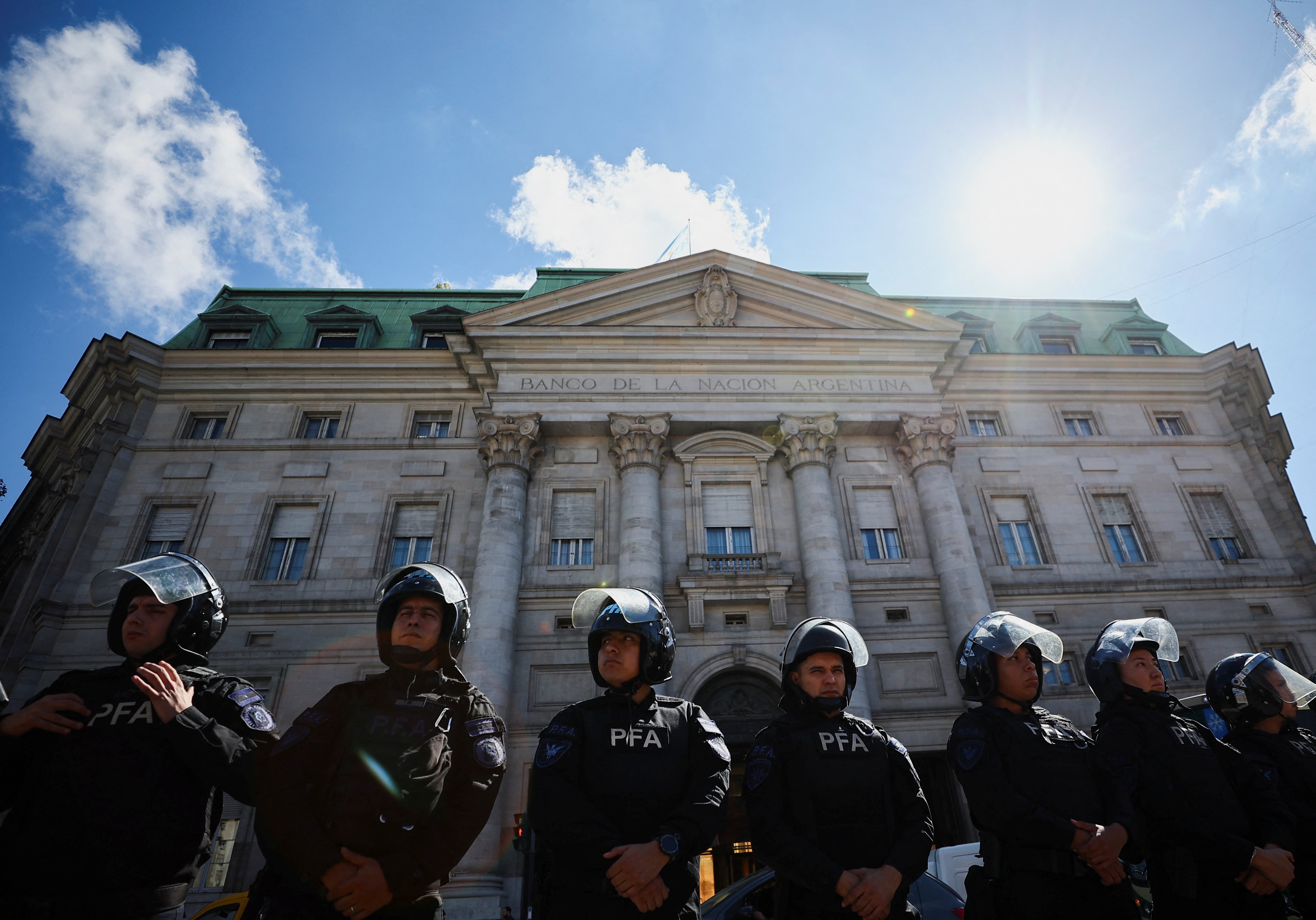 Agentes de la PFA hacen guardia frente al Banco Nación de Argentina, fuera de la Casa Rosada, durante una protesta contra las políticas de ajuste del presidente argentino Javier Milei (REUTERS/Agustin Marcarian)