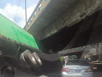 El contenedor de una rastra quedó atrapado bajo el puente del bulevar Suyapa, cerca del retorno hacia el bulevar Centroamérica. (FOTO: LTV Honduras)