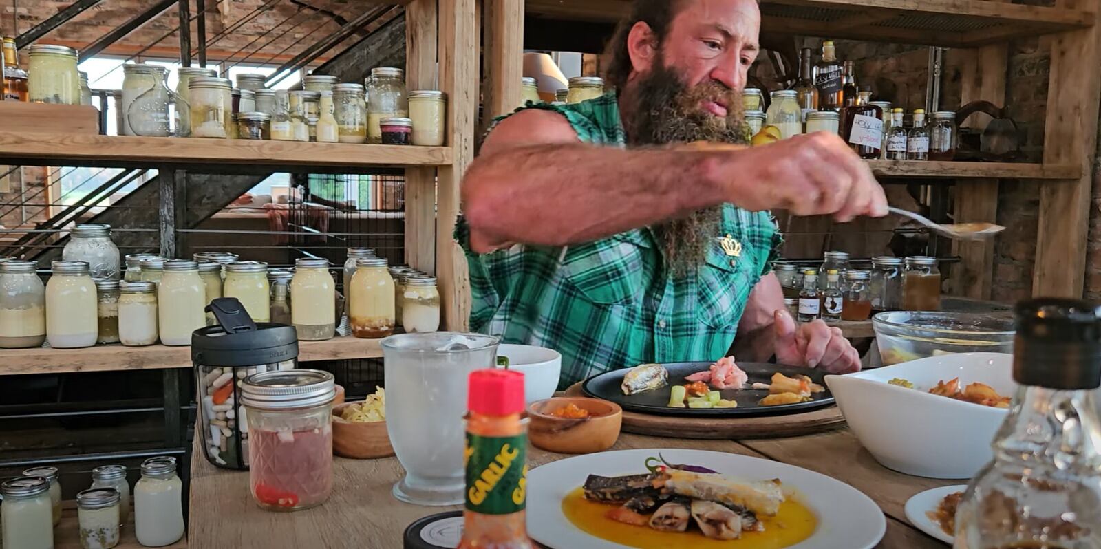 Los nutricionistas advierten del peligro de consumir 450 gramos de vísceras crudas al día como Brian Johnson (Liver king)