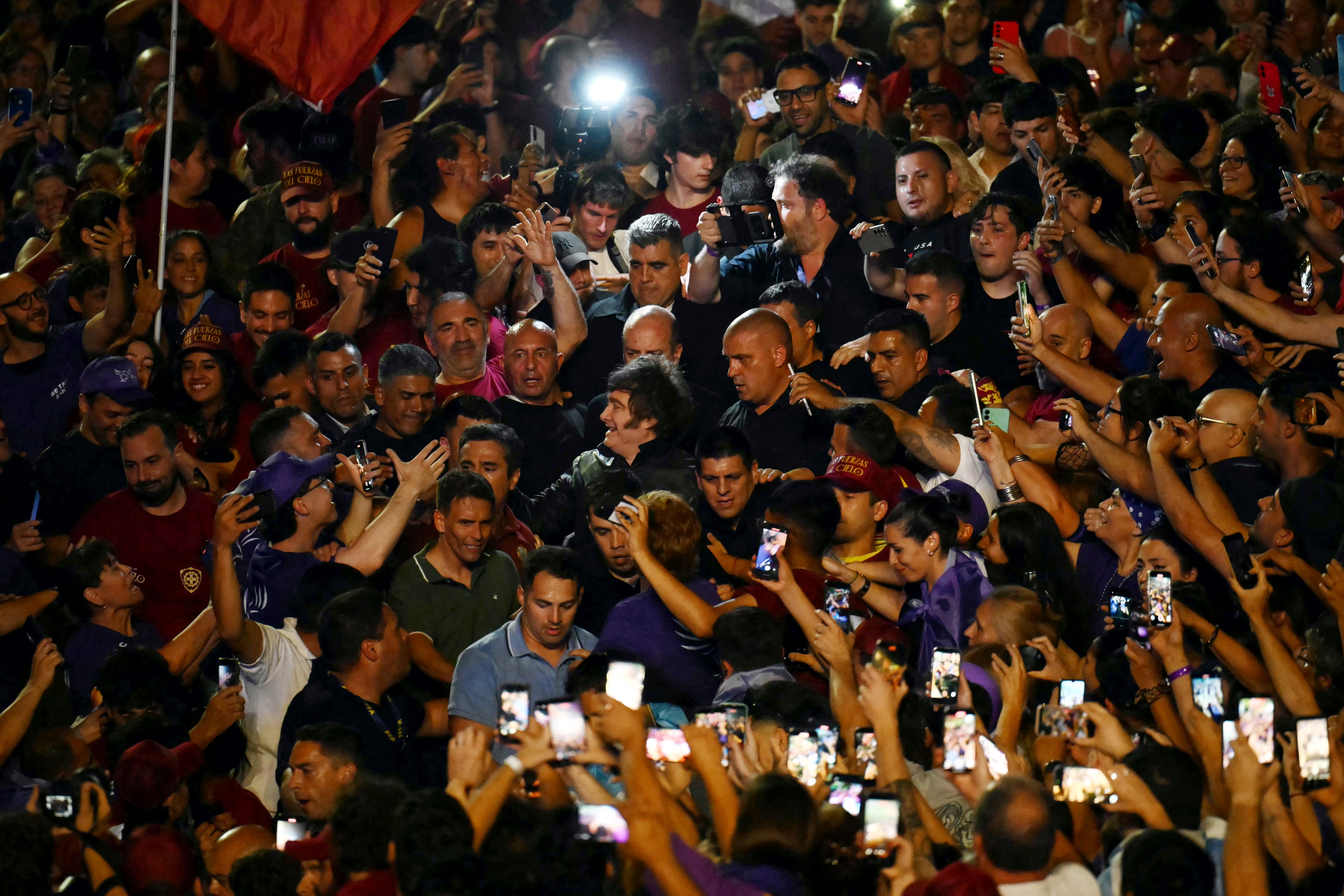 El presidente Javier Milei rodeado de la militancia en la ciudad de Rosario (Luis ROBAYO / AFP)
