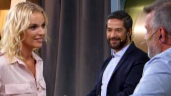 Carina intentando seducir a Petersen