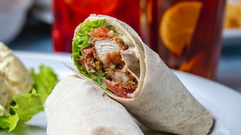 Wrap de pollo empanado con