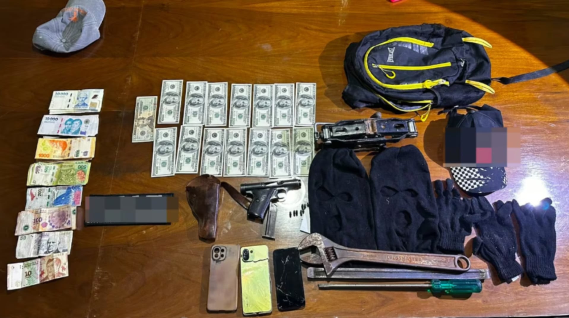 Elementos recuperados por la policía tras el asalto y secuestro en una casa de Villa Carlos Paz, Córdoba, incluyen dinero en efectivo, armas, pasamontañas y herramientas (Policía de Córdoba)