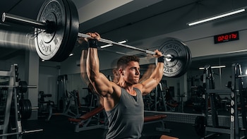 4 ejercicios para ganar músculos en los hombros y evitar lesiones, según expertos