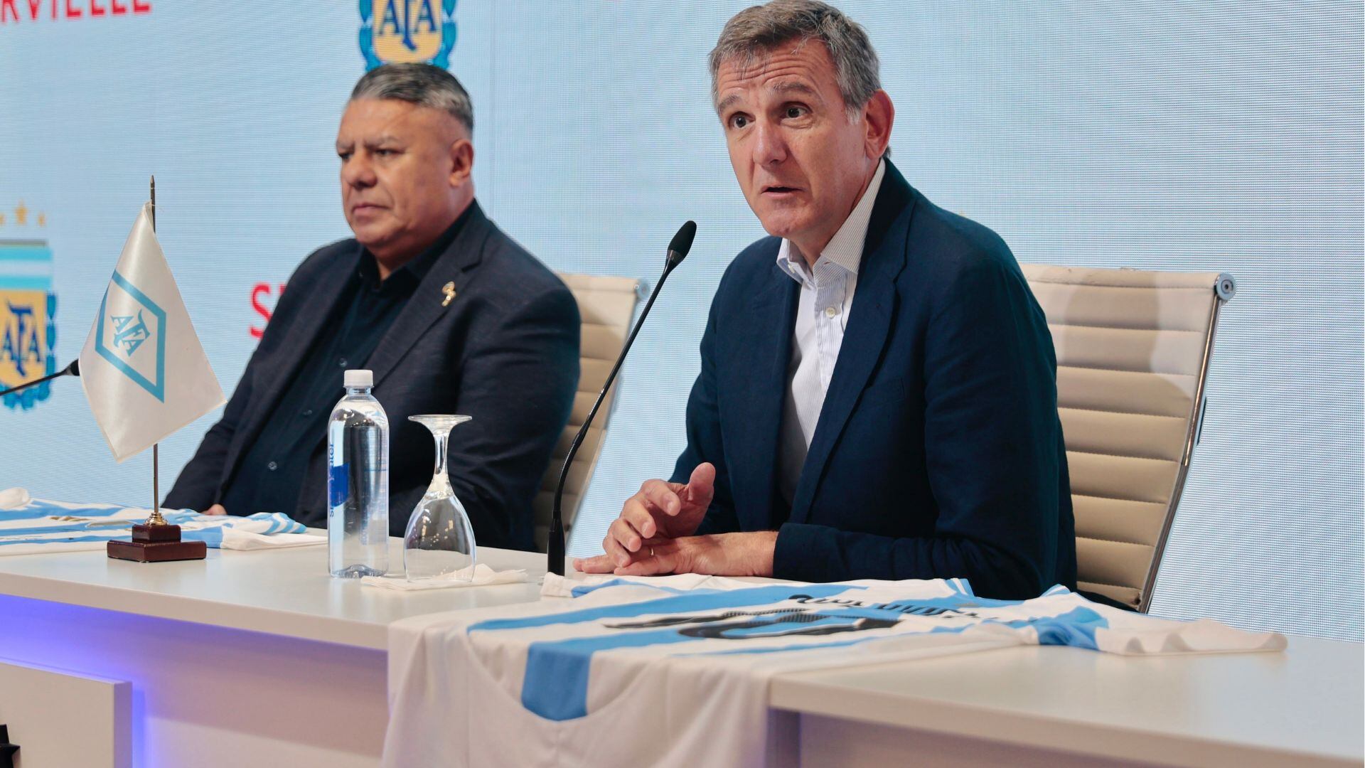 Gustavo Paco Manriquez, CEO de Banco Supervielle, anunció el acuerdo junto al Chiqui Tapia, presidente de la AFA (Banco Supervielle)